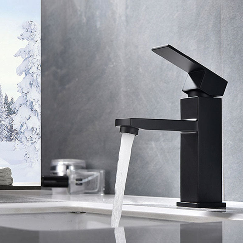 Waschtischarmatur aus Edelstahl mit schwarzer Lackierung