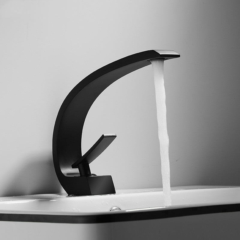 Noordse koperen warm- en koudwaterkraan voor wastafel